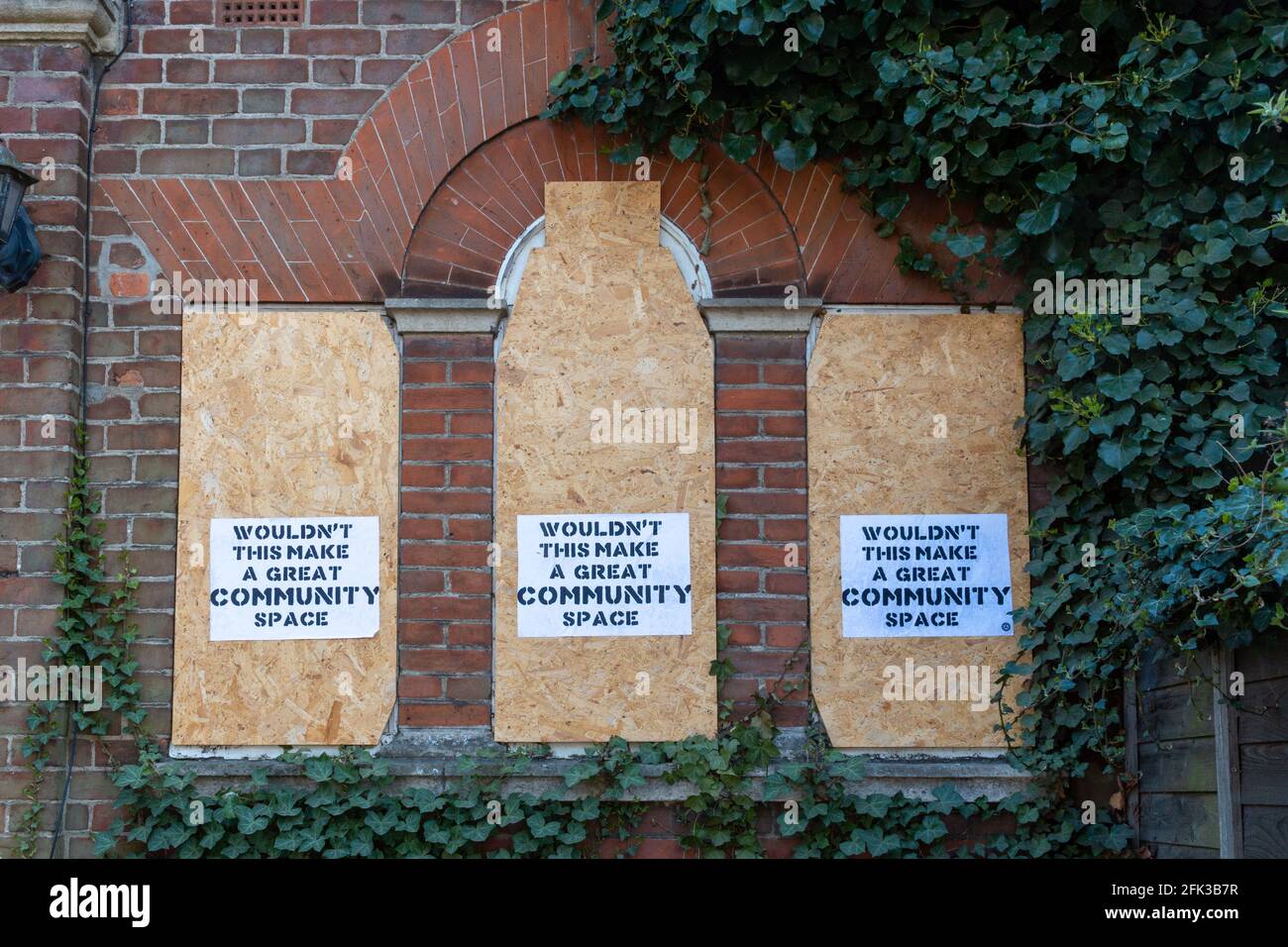 Plakate, auf denen steht, dass dies keinen großen Gemeinschaftsraum schaffen würde, wurden an die Tafeln geklebt, die die Fenster des Romsey Labor Club, Cambridge, Großbritannien, bedeckten Stockfoto