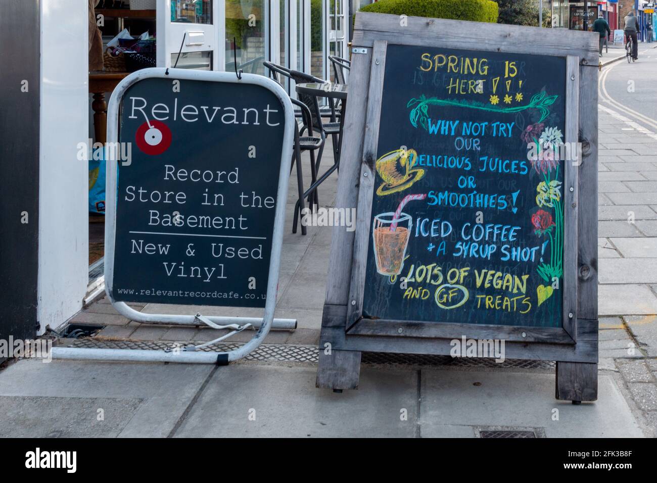 Schilder vor dem entsprechenden Record Cafe, das Vinyl-Schallplatten, Speisen und Getränke anwirbt. Mill Road, Cambridge, Großbritannien. Stockfoto