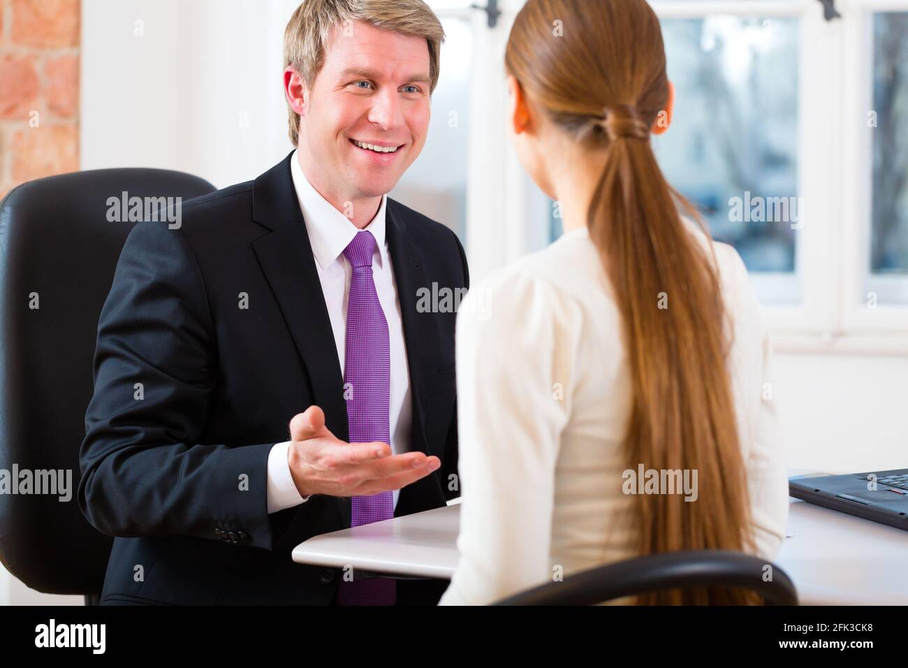 Junger Anwalt, Versicherungsvertreter oder Anwalt arbeitet in seinem Büro und hat eine Konsultation mit einer Kundin oder einem Kunden Stockfoto