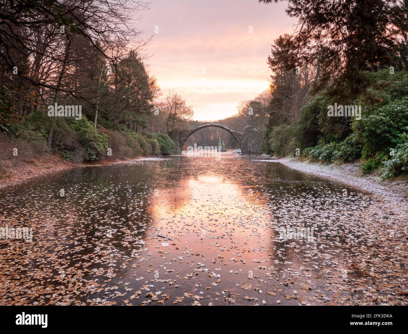 Winternacht mit Rakotzbrücke über See, Azalea und Rhododendron Park Kromlau. Tolles Hotel in Deutschland. Rakotzbrucke auch bekannt als Devils Bridge. Stockfoto