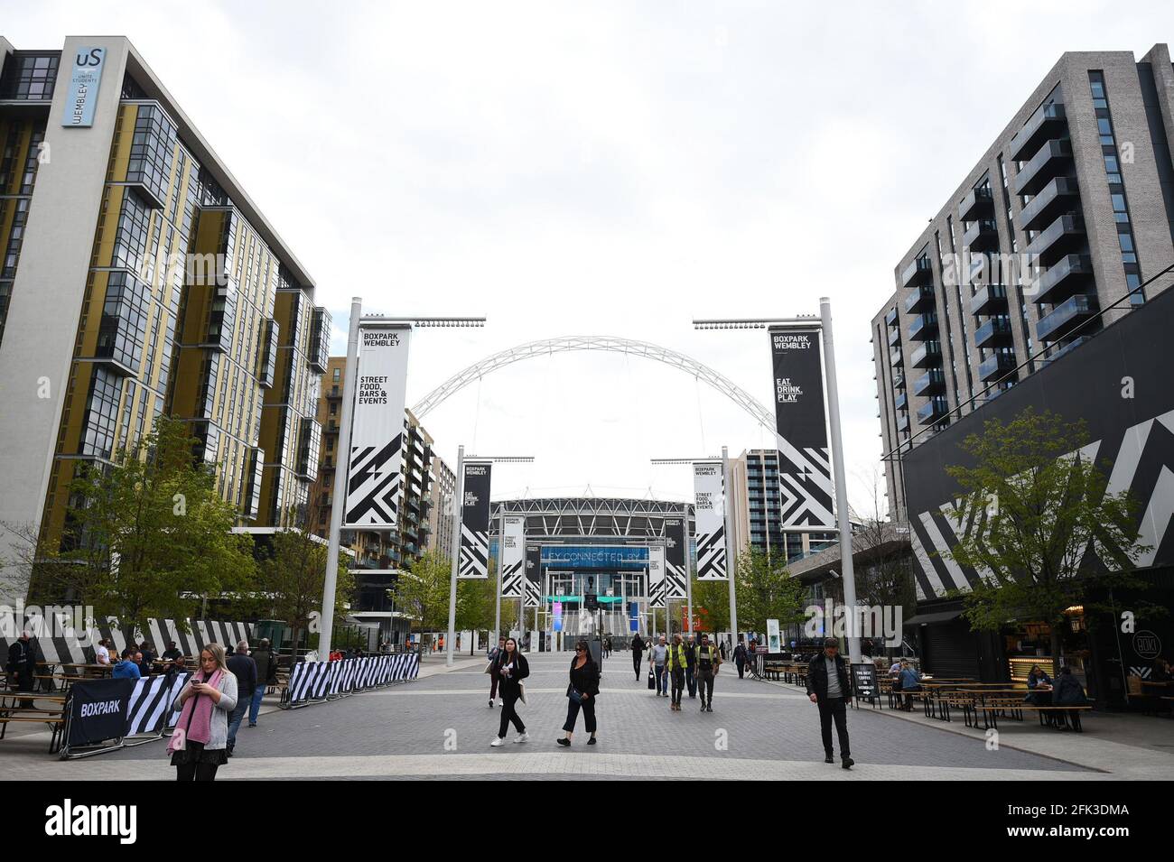 Olympic Way im Wembley Park, London. Der Wembley Park, Londons weltweit renommiertes Unterhaltungsviertel, hat in den letzten 70 Jahren einen bedeutenden Wandel erfahren, wobei die neu errichteten olympischen Stufen das letzte Puzzleteil bei der Entwicklung des legendären Olympic Way, auch bekannt als „Wembley Way“, bedeuten. Bilddatum: Dienstag, 27. April 2021. Stockfoto