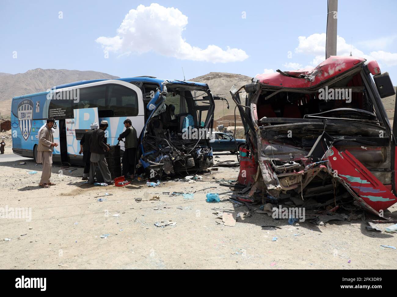 Kabul, Afghanistan. April 2021. Am 27. April 2021 wurden beschädigte Busse vor Ort bei einem Verkehrsunfall im Raum Arghandi am Stadtrand der afghanischen Hauptstadt Kabul gesehen. Sieben Pendler verloren ihr Leben und 70 weitere wurden verletzt, als am Montagabend zwei Passagierbusse vor Kabul zusammenprallten, sagte der Sprecher des Innenministeriums, Tareq Arian, am Dienstag. Quelle: Str/Xinhua/Alamy Live News Stockfoto