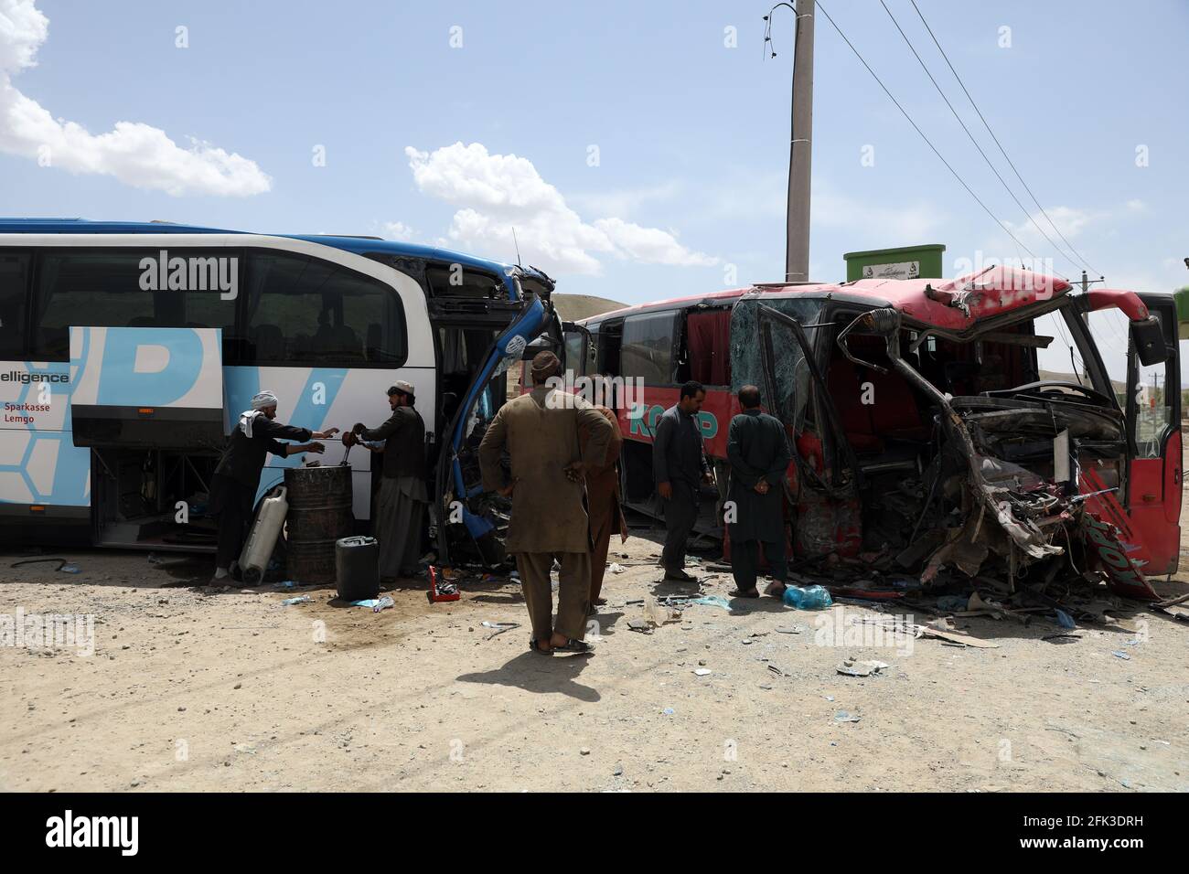 Kabul, Afghanistan. April 2021. Am 27. April 2021 wurden beschädigte Busse vor Ort bei einem Verkehrsunfall im Raum Arghandi am Stadtrand der afghanischen Hauptstadt Kabul gesehen. Sieben Pendler verloren ihr Leben und 70 weitere wurden verletzt, als am Montagabend zwei Passagierbusse vor Kabul zusammenprallten, sagte der Sprecher des Innenministeriums, Tareq Arian, am Dienstag. Quelle: Str/Xinhua/Alamy Live News Stockfoto