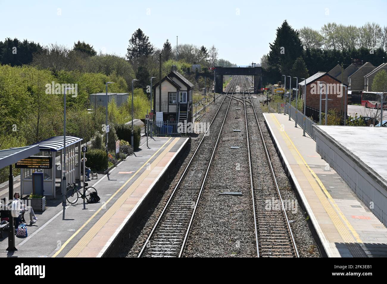 Passagiere warten auf dem Bahnsteig auf den Londoner Zug Bahnhof Moreton-in-Marsh in Gloucestershire Stockfoto