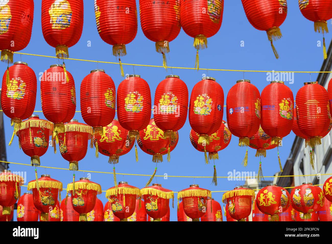 London, England, Großbritannien. Chinesische Laternen in der Gerrard Street, Chinatown Stockfoto