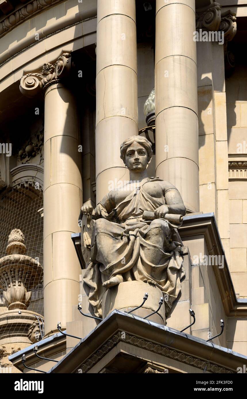 London, England, Großbritannien. London Coliseum Theatre in Covent Garden. Detail auf dem Dach: Statue mit Künstlerpalette Stockfoto