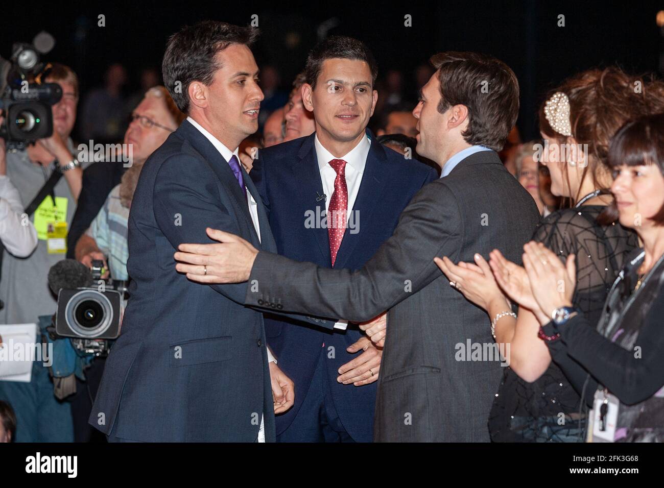 Ed Miliband gewinnt die Führung der Labour-Partei, nachdem er Bruder David in einer dramatischen Abstimmung vor der Parteikonferenz in Manchester, Großbritannien, knapp geschlagen hatte Stockfoto