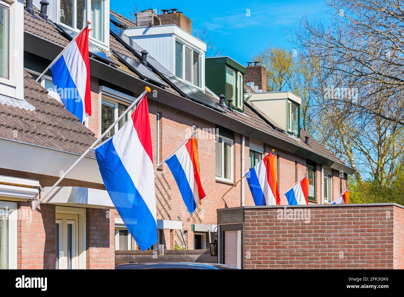 Niederländische Flaggen hängen vor Häusern in Alkmaar, Niederlande, um den Königstag am 27. April zu feiern, einem nationalen Feiertag in den Niederlanden Stockfoto