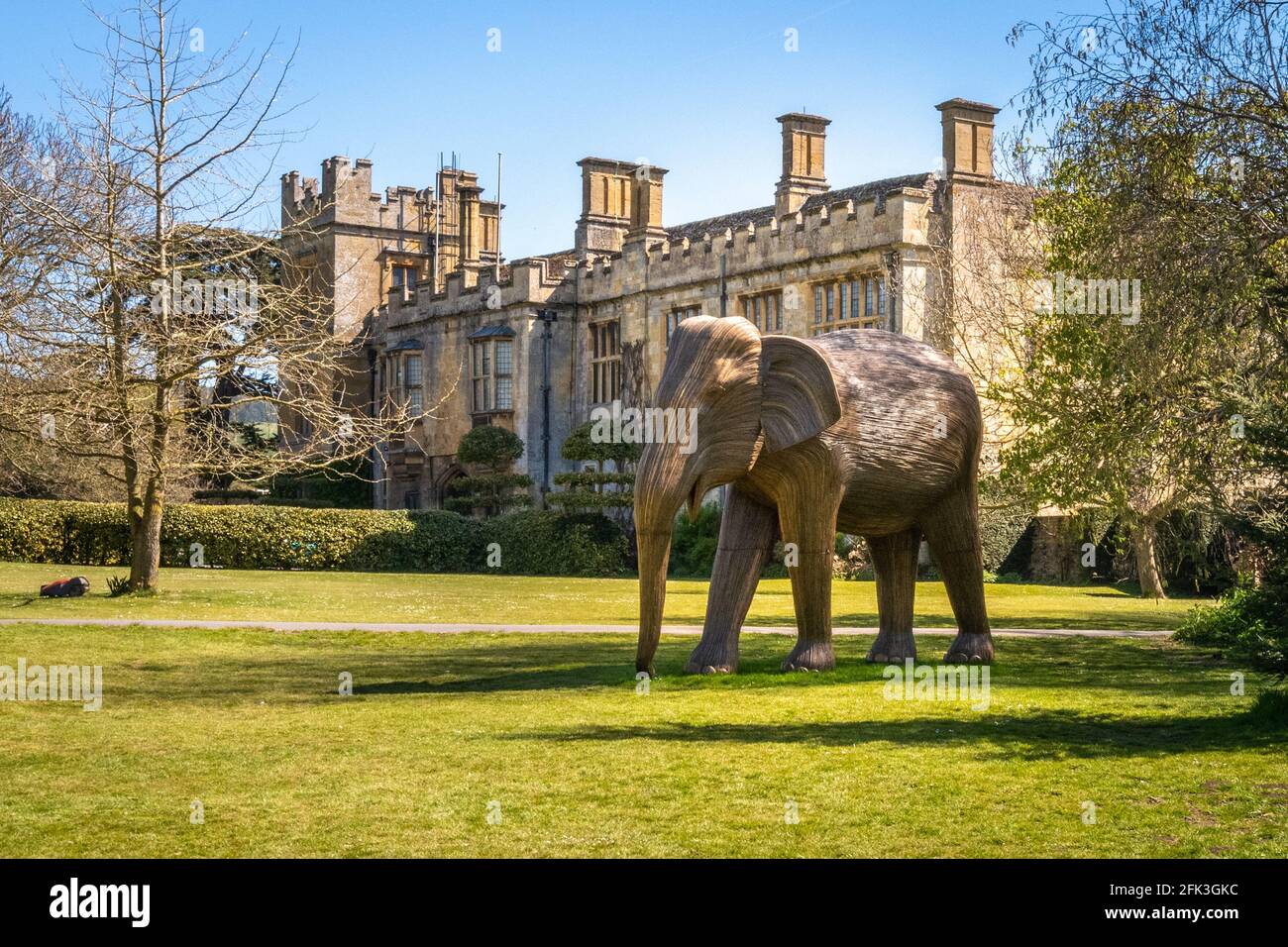 Elephant Family in Sudeley Castle Gloucestershire vor dem Beitritt zu 100 In London Parks Stockfoto