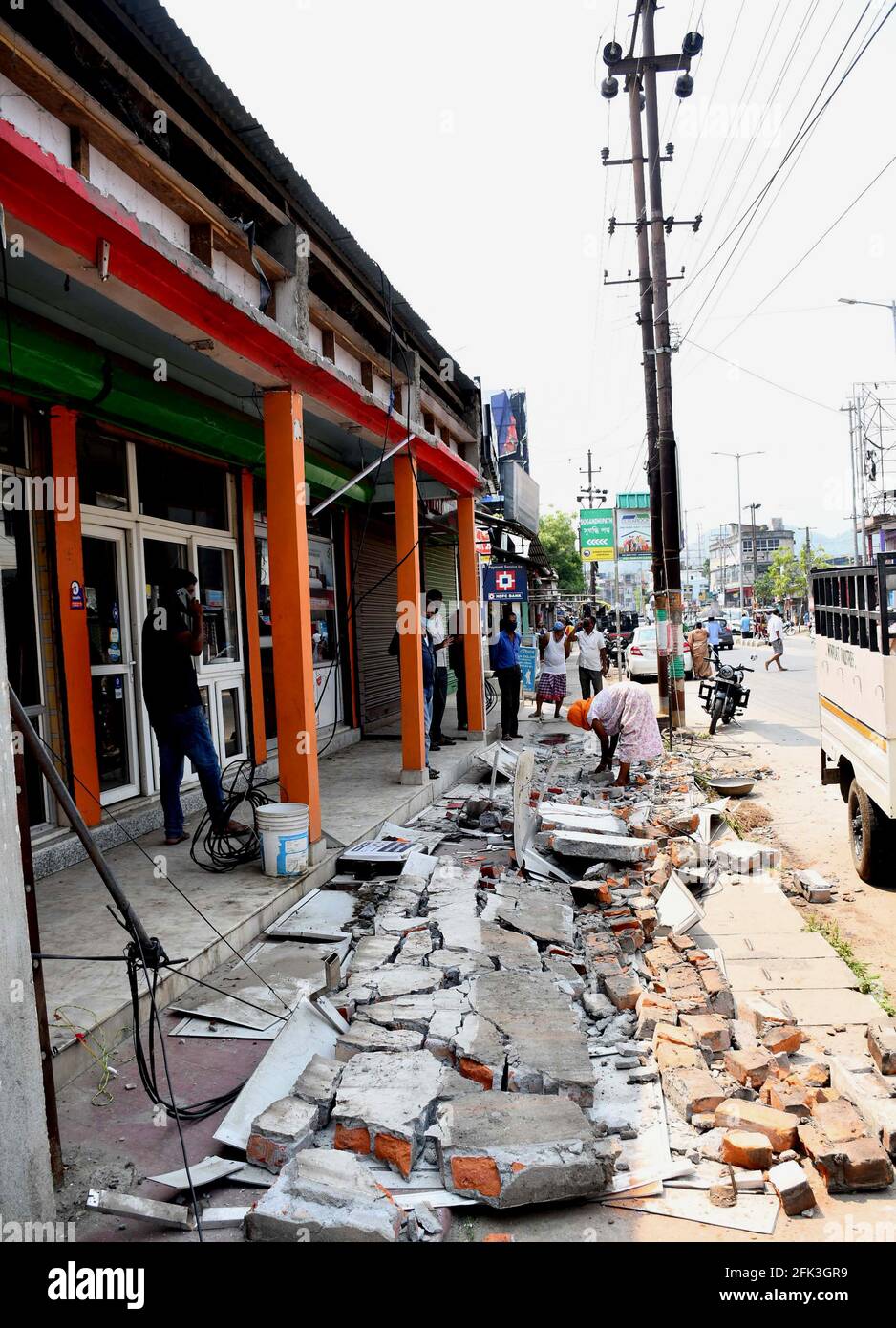 Guwahati. April 2021. Nach einem Erdbeben der Stärke 6.4 am 28. April 2021 sind eingestürzte Mauern in der indischen Stadt Guwahati in der Gegend von Bhetapara zu sehen. Vier Nachbeben und Schäden wurden gemeldet, nachdem ein Erdbeben der Stärke 6.4 am Mittwoch Indiens nordöstlichen Bundesstaat Assam getroffen hatte, so die lokale Regierung. Quelle: Str/Xinhua/Alamy Live News Stockfoto