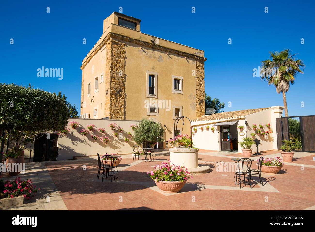 Agrigento, Sizilien, Italien. Blick auf den sonnendurchfluteten Innenhof des historischen Baglio della Luna Boutique-Hotels. Stockfoto
