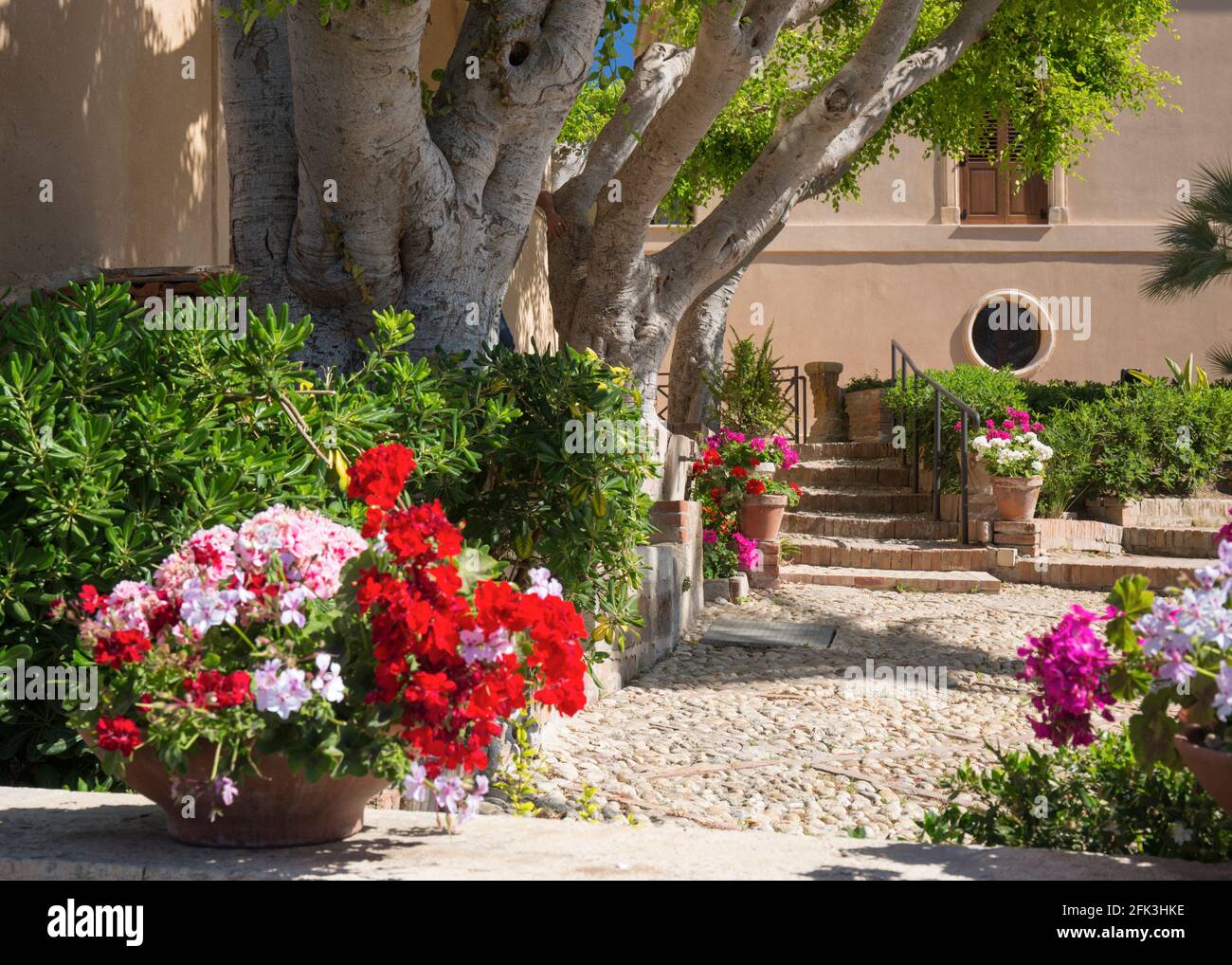 Agrigento, Sizilien, Italien. Farbenfrohe Gärten und eine Terrasse vor der Villa Aurea, Tal der Tempel. Stockfoto