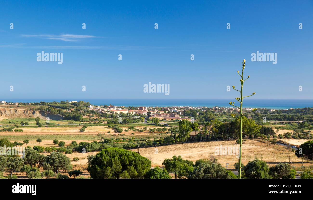 Agrigento, Sizilien, Italien. Blick von der Via Sacra über typisches Ackerland zum Ferienort San Leone, Tal der Tempel. Stockfoto