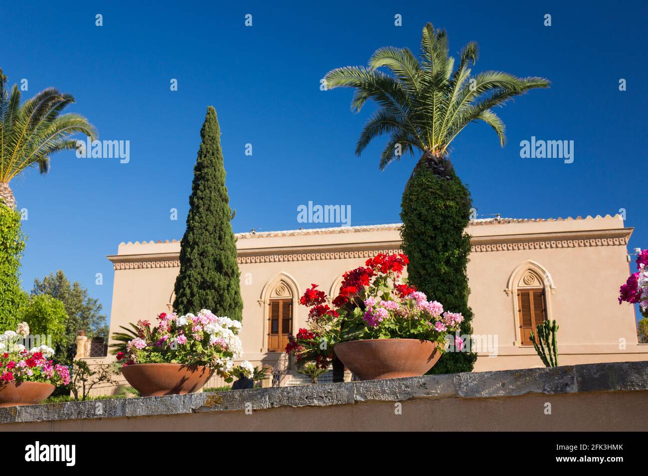 Agrigento, Sizilien, Italien. Blick von unten auf façade und die bunten Gärten der Villa Aurea, Tal der Tempel. Stockfoto