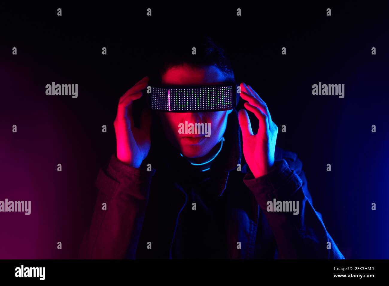 Cyberpunk-Porträt des Mannes in futuristischem Kostüm. Konzept von Augmented und Virtual Reality, Spiel, Zukunftstechnologie. Stockfoto