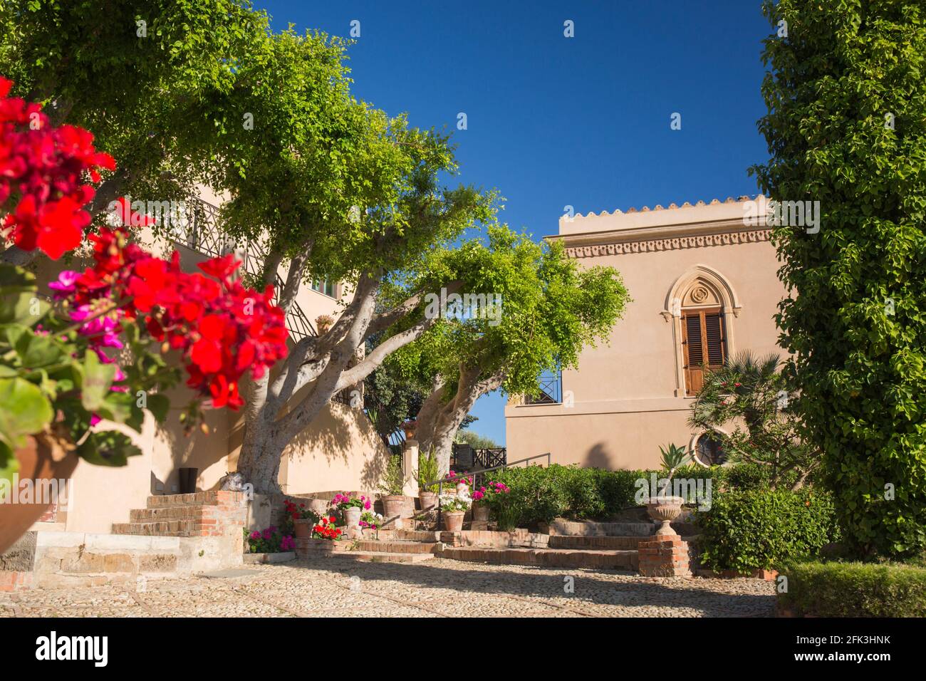 Agrigento, Sizilien, Italien. Farbenfrohe Gärten und eine Terrasse vor der Villa Aurea, Tal der Tempel. Stockfoto