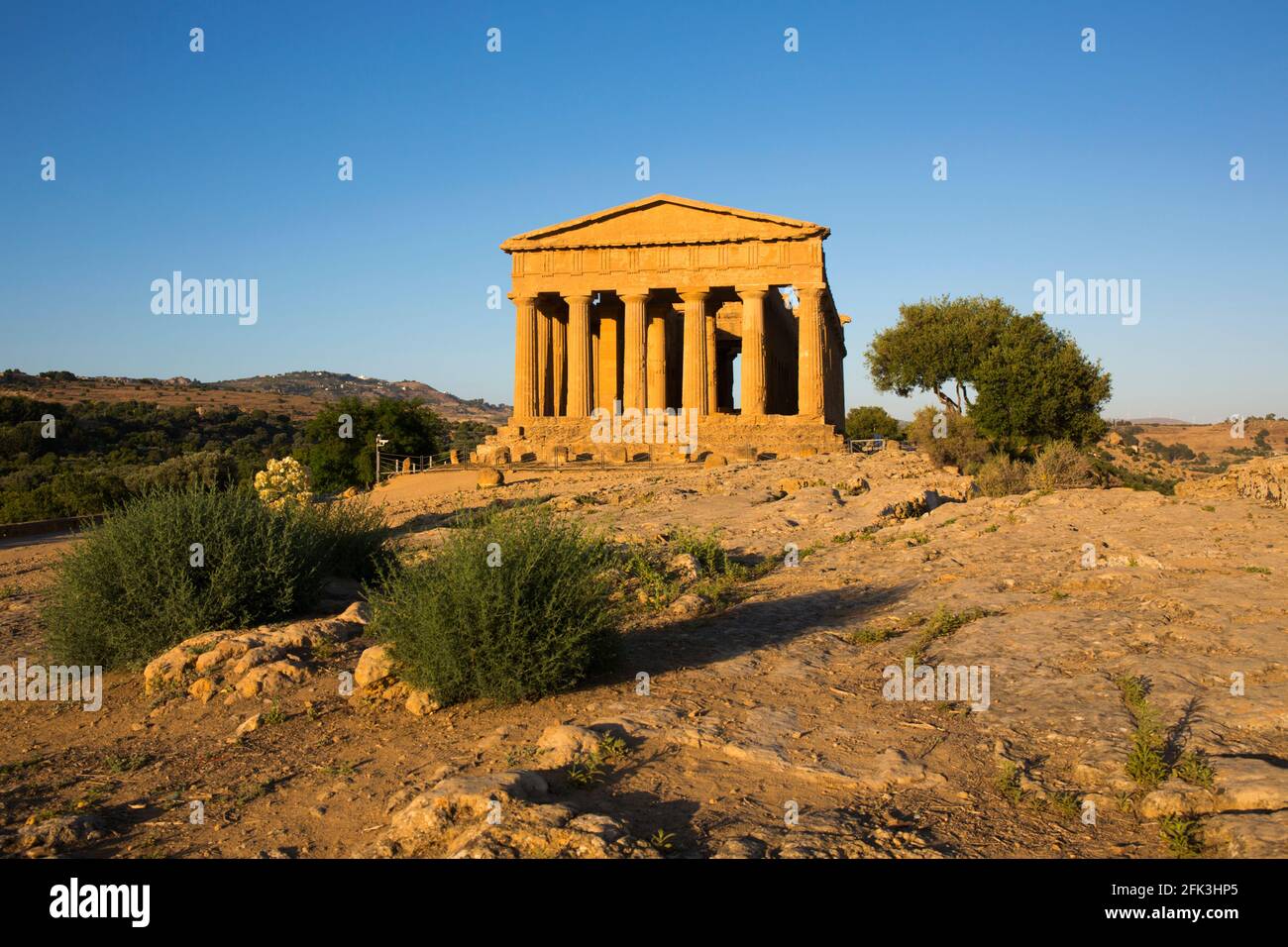 Agrigento, Sizilien, Italien. Westfront des Tempels von Concordia, von der untergehenden Sonne beleuchtet, Tal der Tempel. Stockfoto