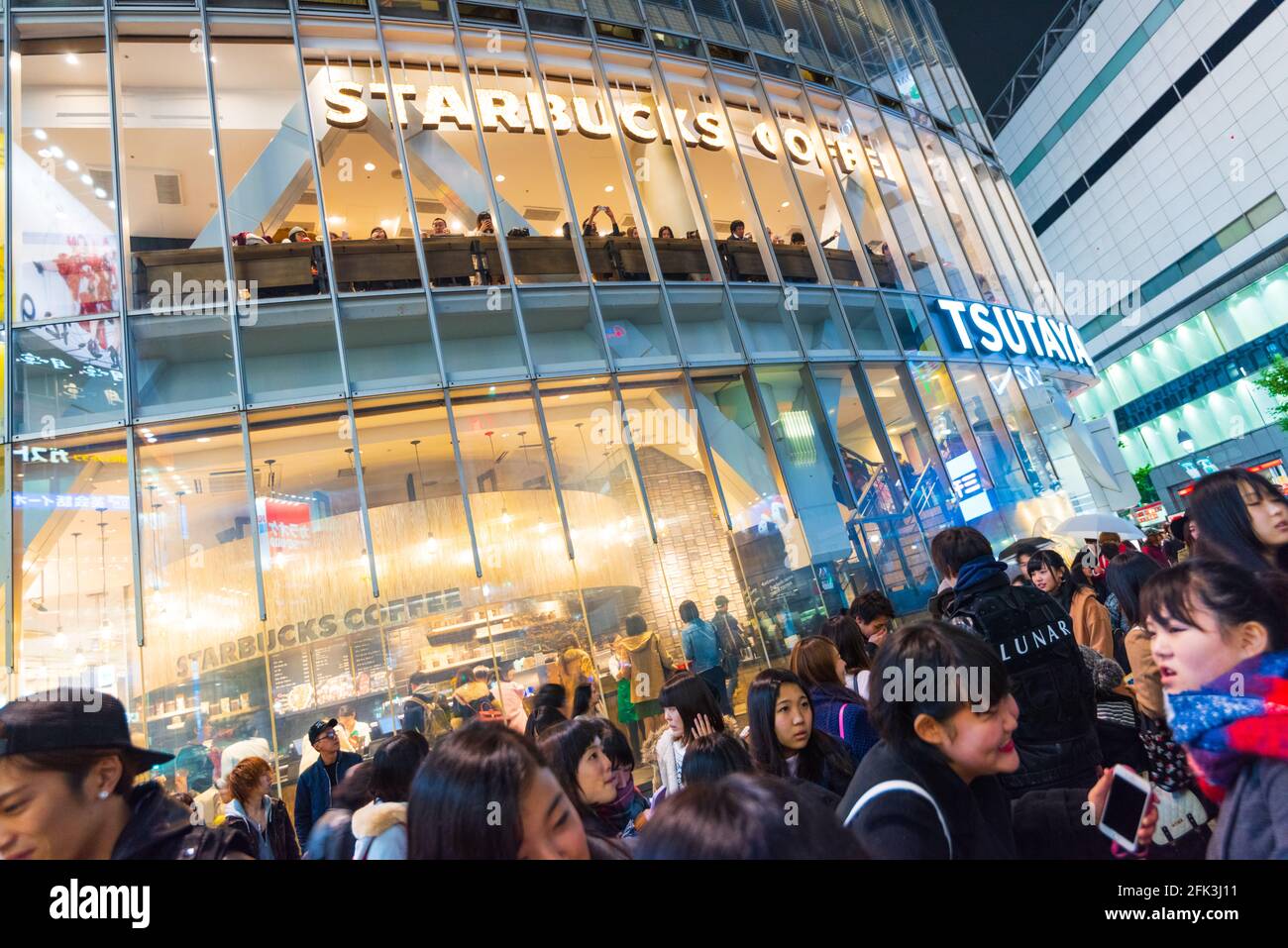 Tokio, Japan - 13. Dezember 2015: Starbucks Kaffeehaus in Shibuya, Tokio, Japan bei Nacht. Stockfoto
