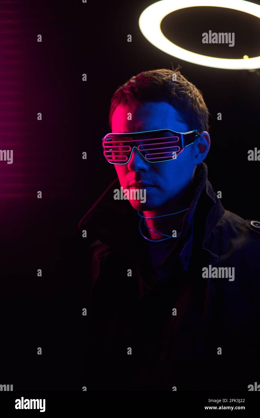 Cyberpunk-Porträt des Mannes in futuristischem Kostüm. Konzept von Augmented und Virtual Reality, Spiel, Zukunftstechnologie. Stockfoto