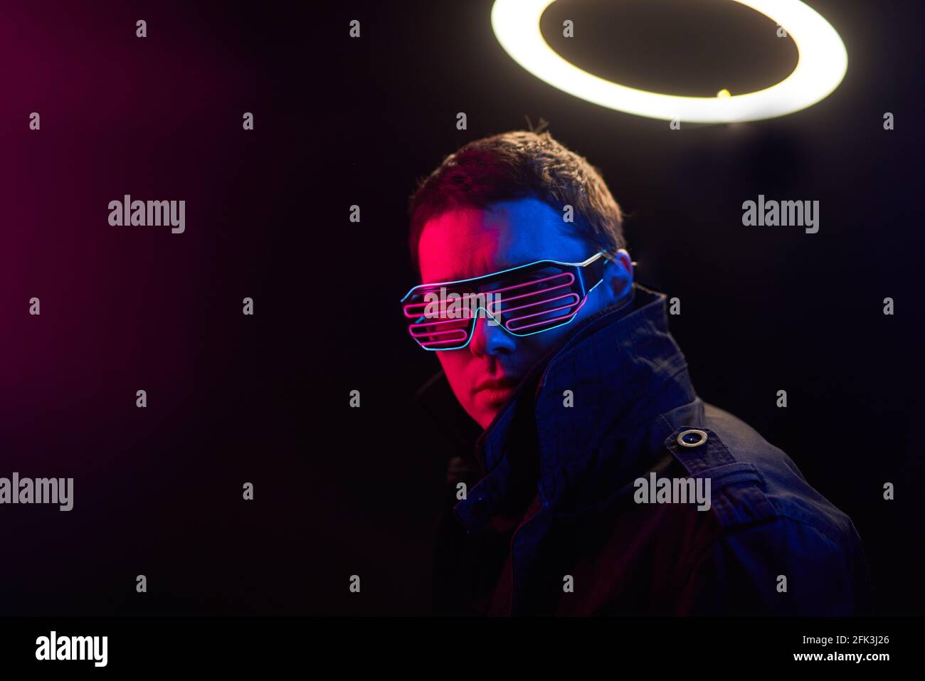 Cyberpunk-Porträt des Mannes in futuristischem Kostüm. Konzept von Augmented und Virtual Reality, Spiel, Zukunftstechnologie. Stockfoto