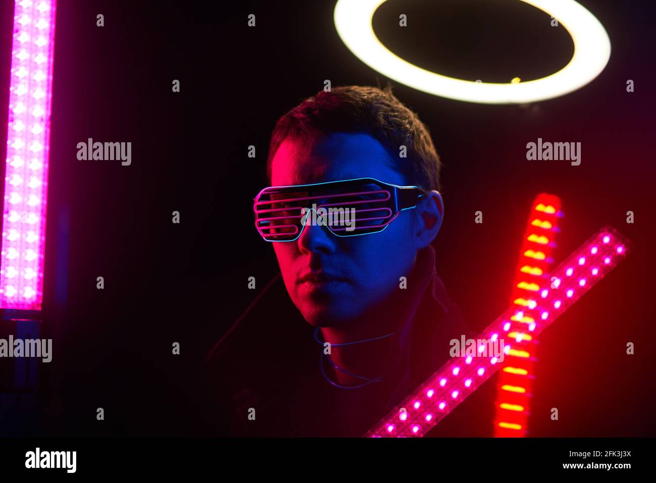 Cyberpunk-Porträt des Mannes in futuristischem Kostüm. Konzept von Augmented und Virtual Reality, Spiel, Zukunftstechnologie. Stockfoto