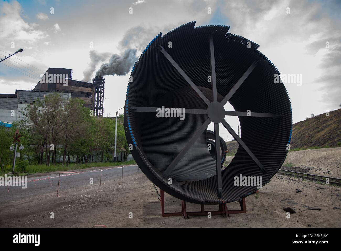 Moderne Metallurgie Konverter Gas Reinigungsfilter auf Stahlwerk. Bereit zur Installation. Oschatz-Ausrüstung. Rauchschornstein auf der Rückseite des Werks Stockfoto