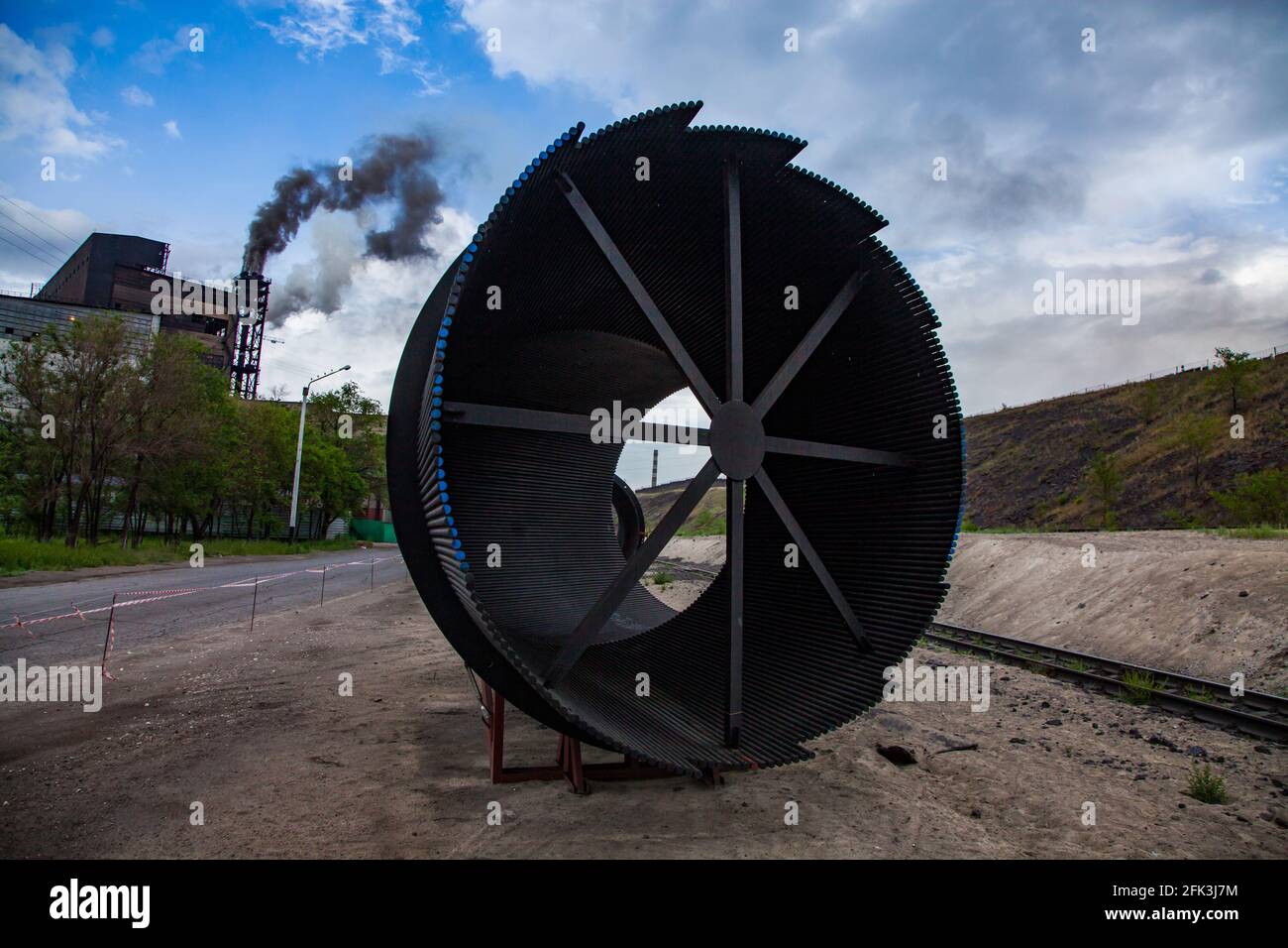 Moderne Metallurgie Konverter Gas Reinigungsfilter auf Stahlwerk. Bereit zur Installation. Oschatz Ausrüstung. Fabrikschornstein und schwarzer Rauch auf Backgrou Stockfoto
