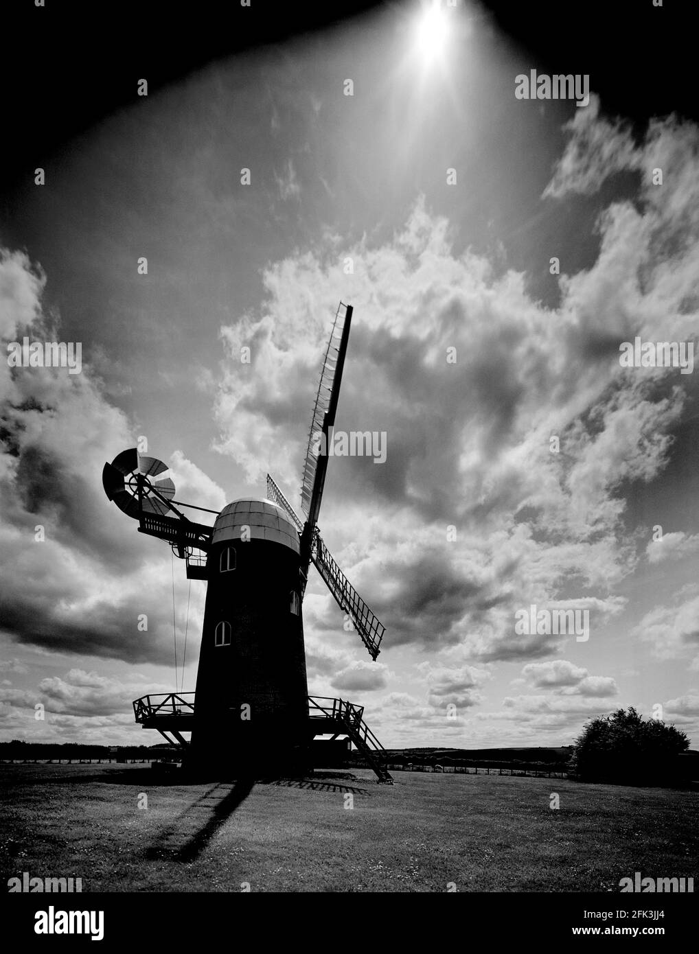 Wilton Windmill, North Wessex Downs, in der Nähe von Marlborough Wiltshire, England, Großbritannien, Schwarzweiß-Hochformat mit dramatischen Wolken und Himmel, Kopierbereich Stockfoto