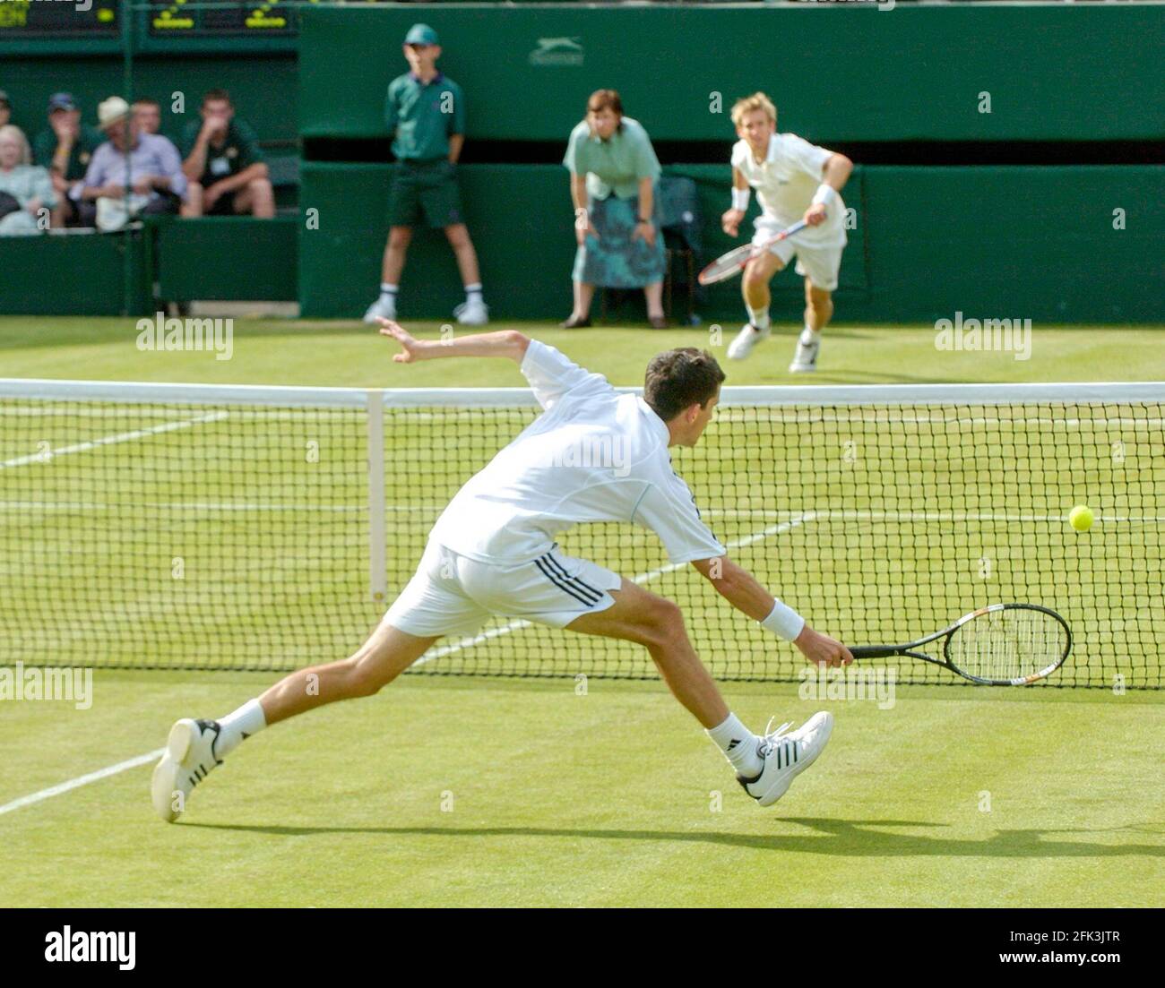 WIMBLEDON TENNIS CHAMPIONSHIPS 2ND TAGE TIM HENMAN WÄHREND SEINES SPIELS MIT J.NIEMINEN 21/6/2005 BILD DAVID ASHDOWNWIMBLEDON TENNIS Stockfoto