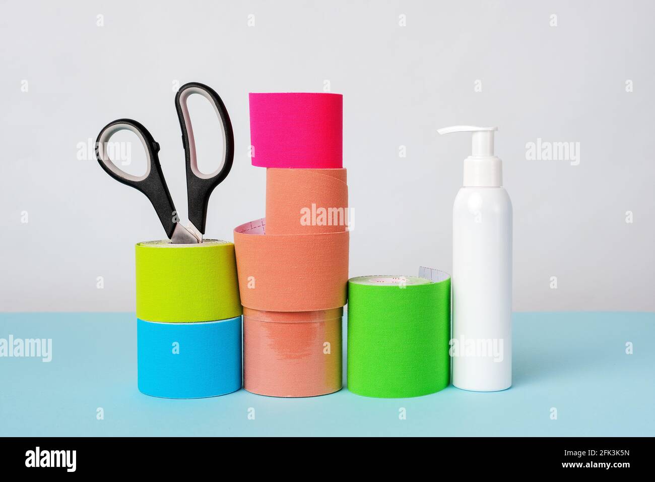 Rollen Kinesiologieband für Sportler, Schere und antiseptische Flasche Stockfoto