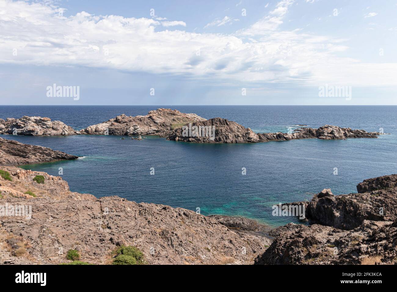 Strand an der costa brava in nordspanien an einem Klarer Sommertag Stockfoto