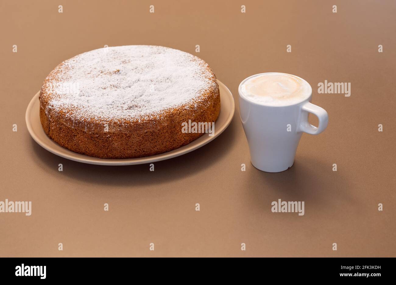 Uralter römischer Kuchen aus Mandeln und trockenem Brot (Antica torta alle Mandorle e pane) Stockfoto