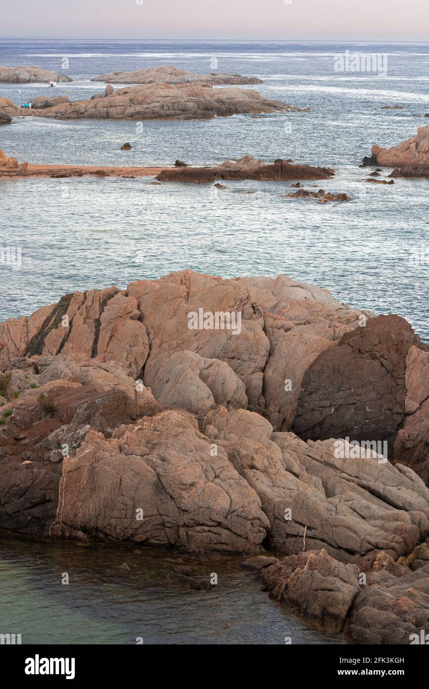 Strand an der costa brava in nordspanien an einem Klarer Sommertag Stockfoto