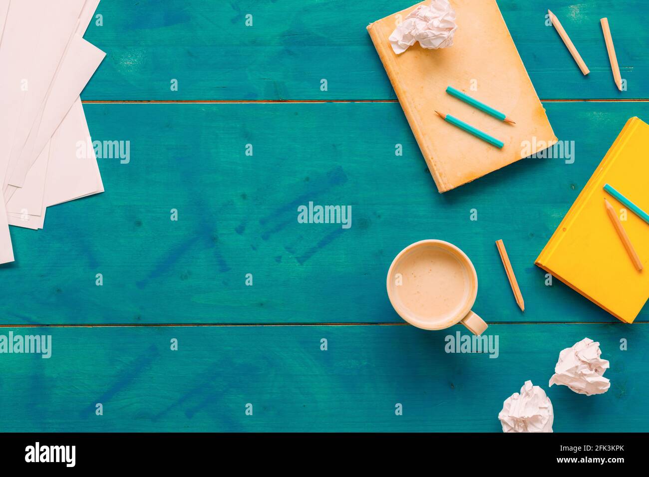 Schreibblockkonzept, Draufsicht auf Bücher, zerknittertes Papier und Kaffeetasse auf dem Schreibtisch des Autors mit Platz für Kopien Stockfoto