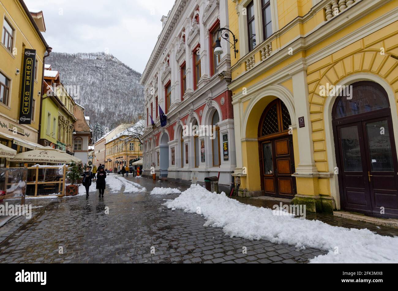 Shopper im Frühlingsschnee im historischen Zentrum von Brasov Rumänien - Foto: Geopix Stockfoto