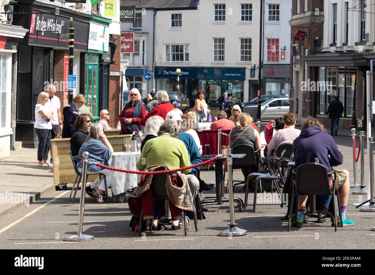 Menschen, die während der Covid-Beschränkungen im April 2021 im Cormarket-Gebiet von louth, Lincolnshire, essen Stockfoto