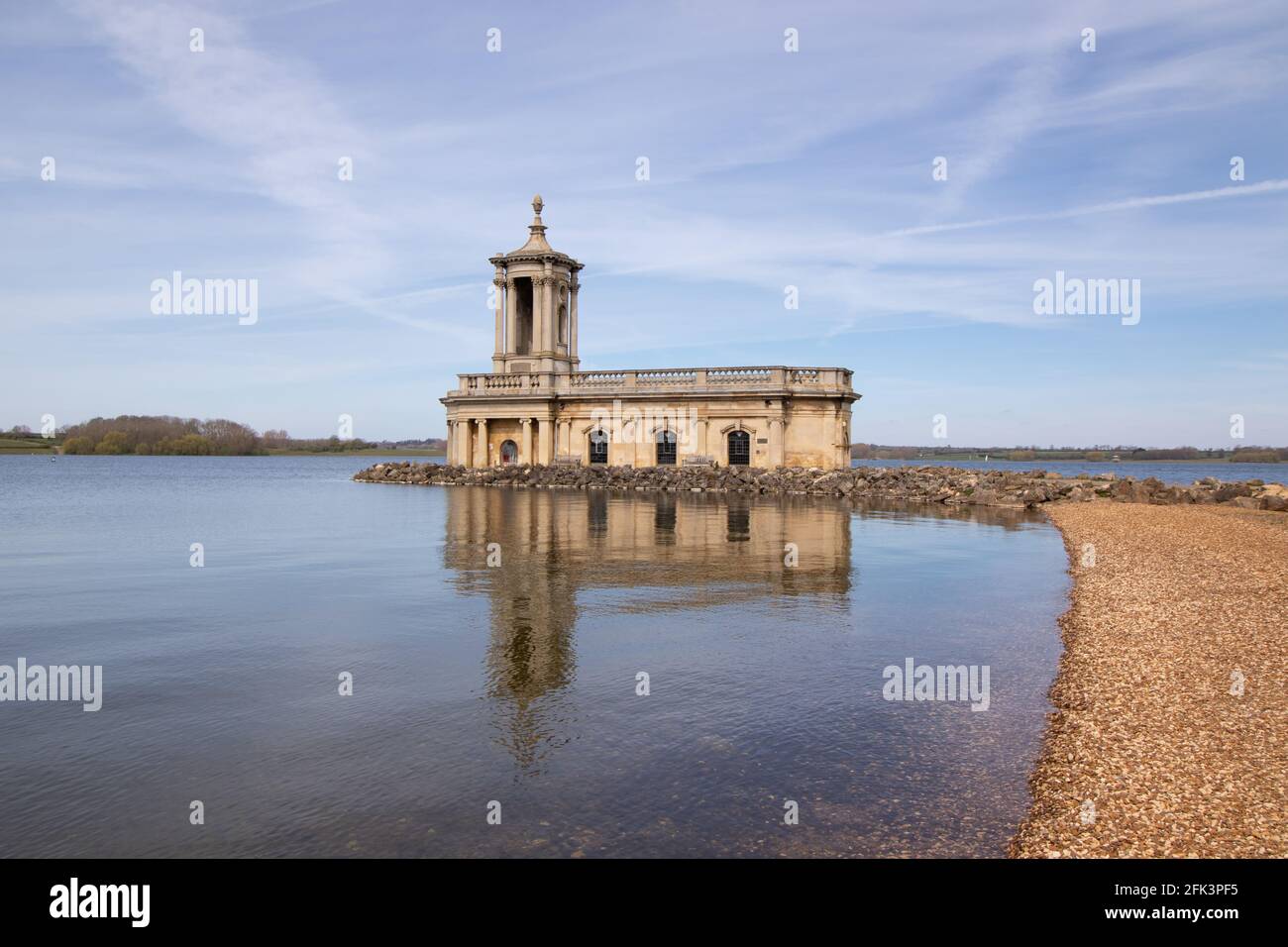 Normanton Church liegt am Ufer des Rutland Water. Die Kirche scheint unter der Wasserlinie zu schweben. Stockfoto