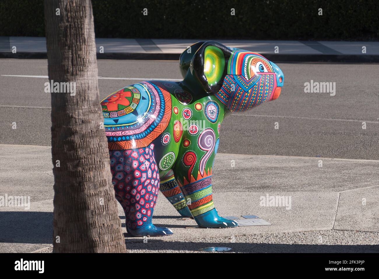 Große, bunt gemusterte Keramik-Koala am Straßenrand von HOTA, Heimat der Künste, Gold Coast City, Australien. Öffentliche Kunstwerke. Stockfoto