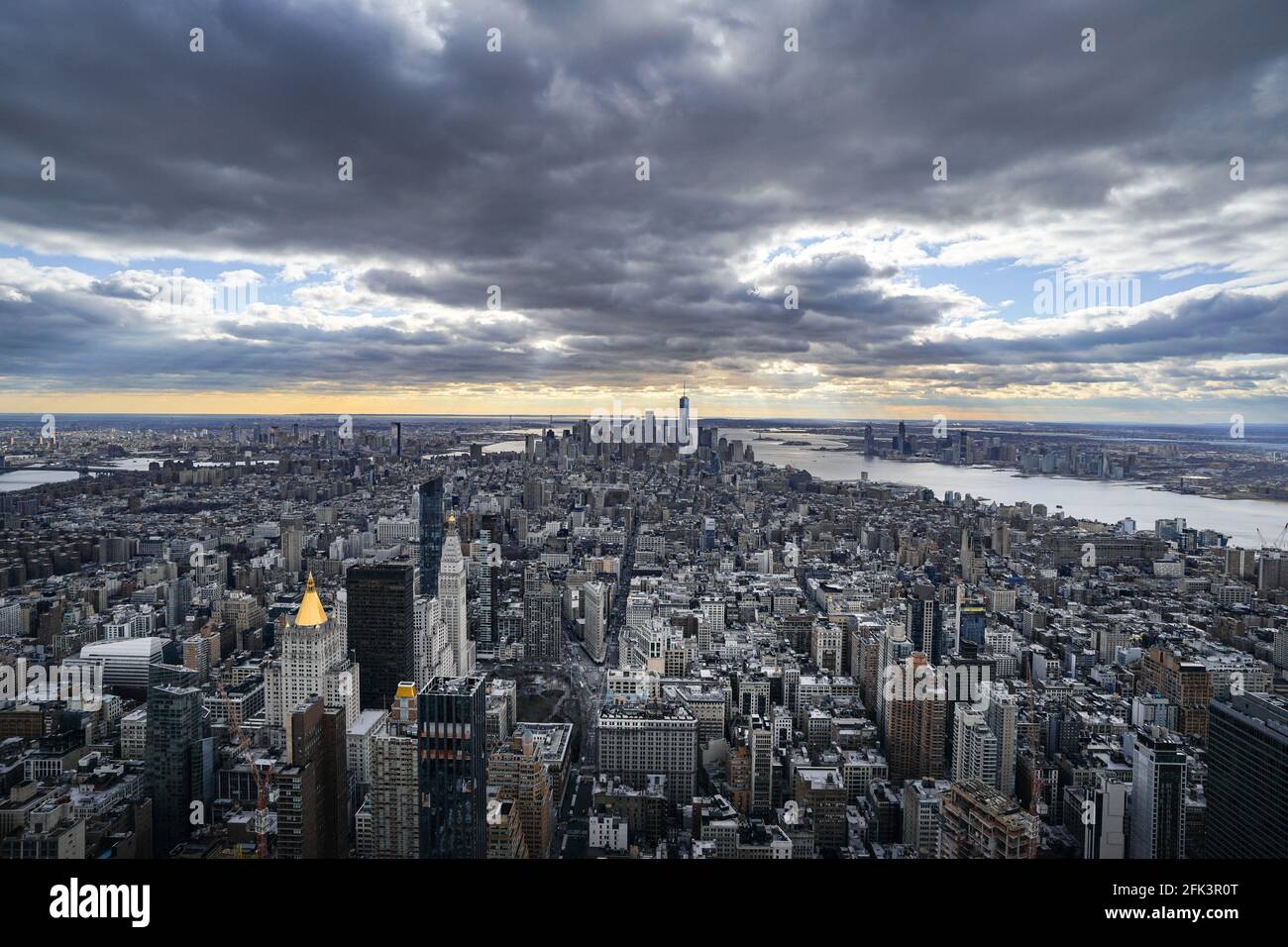 Reise USA: Manhattan vom Empire State Building in Richtung Battery unter einem tief hängenden Winterhimmel Stockfoto