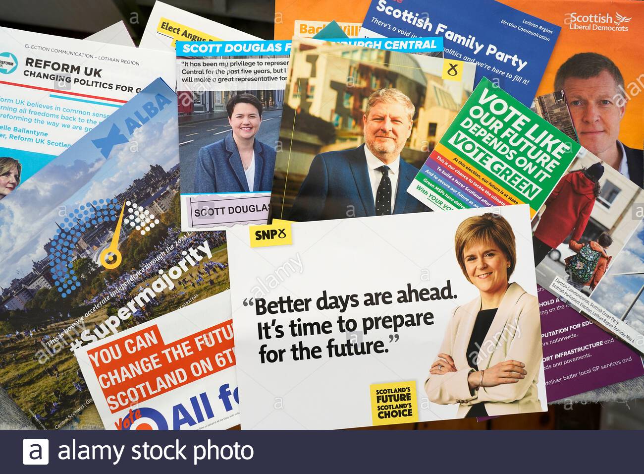 Über Briefkästen für den schottischen Parlamentarier gepostete Kampagnenbroschüren Wahl am 6. Mai 2021 Stockfoto