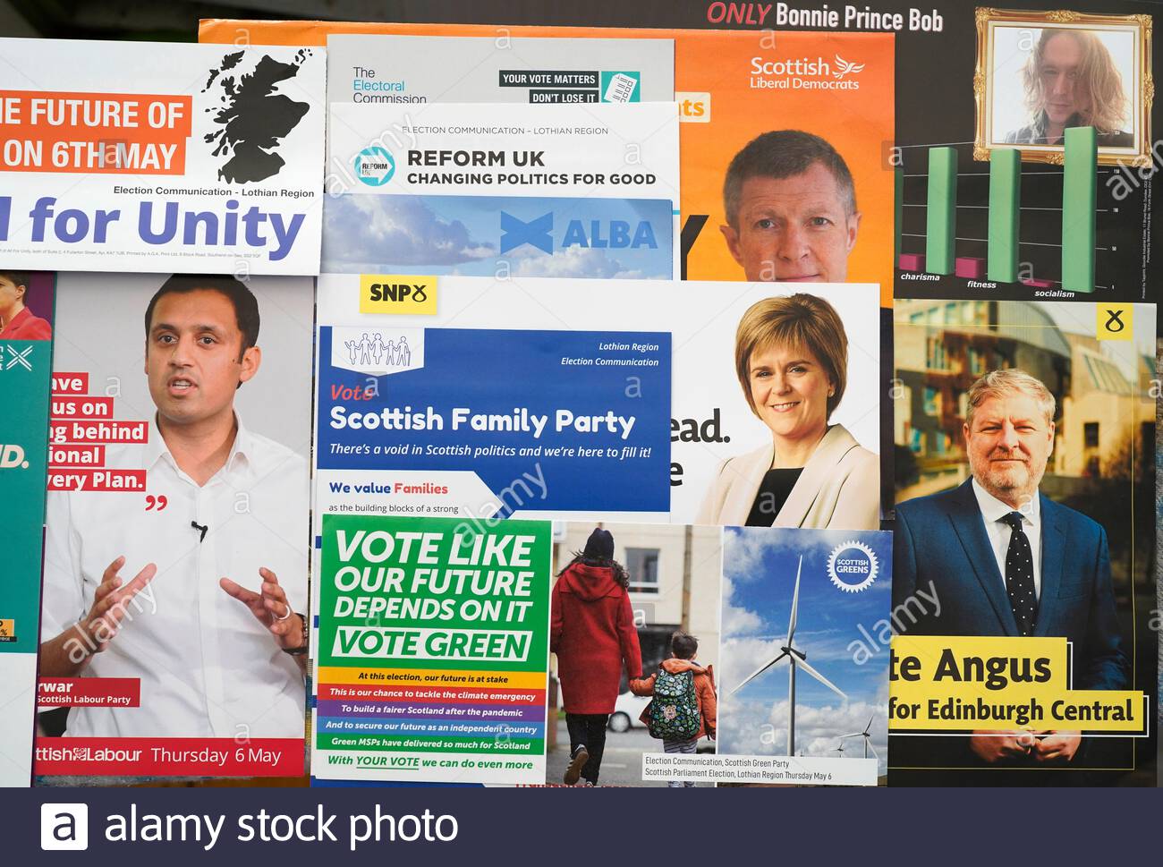 Über Briefkästen für den schottischen Parlamentarier gepostete Kampagnenbroschüren Wahl am 6. Mai 2021 Stockfoto