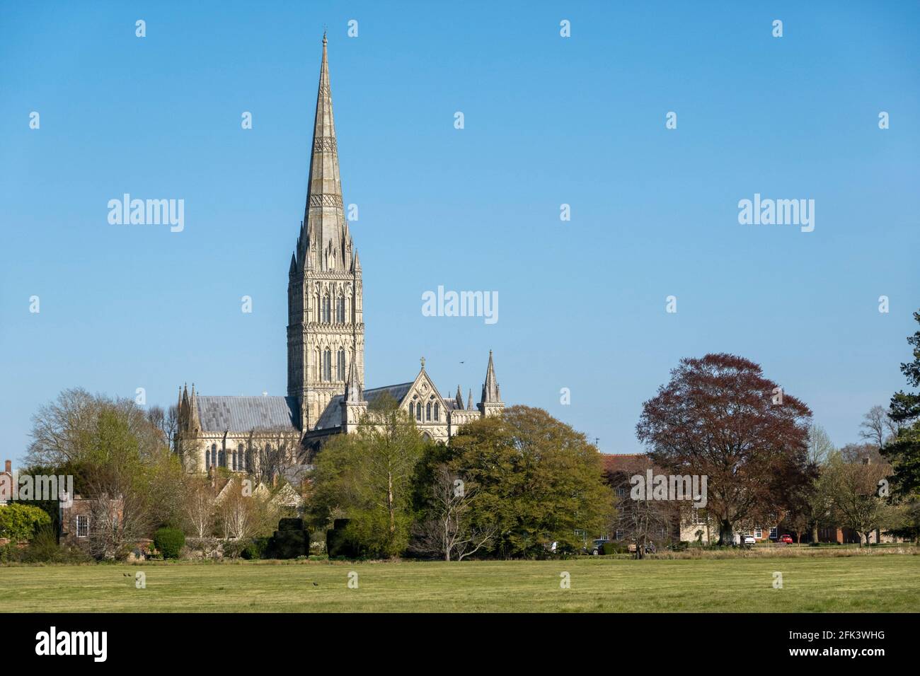 Salisbury, Wiltshire, England, Großbritannien. 2021. Die berühmte Kathedrale von Salisbury hat einen Blick über die Wasserwiesen der Stadt. Stockfoto