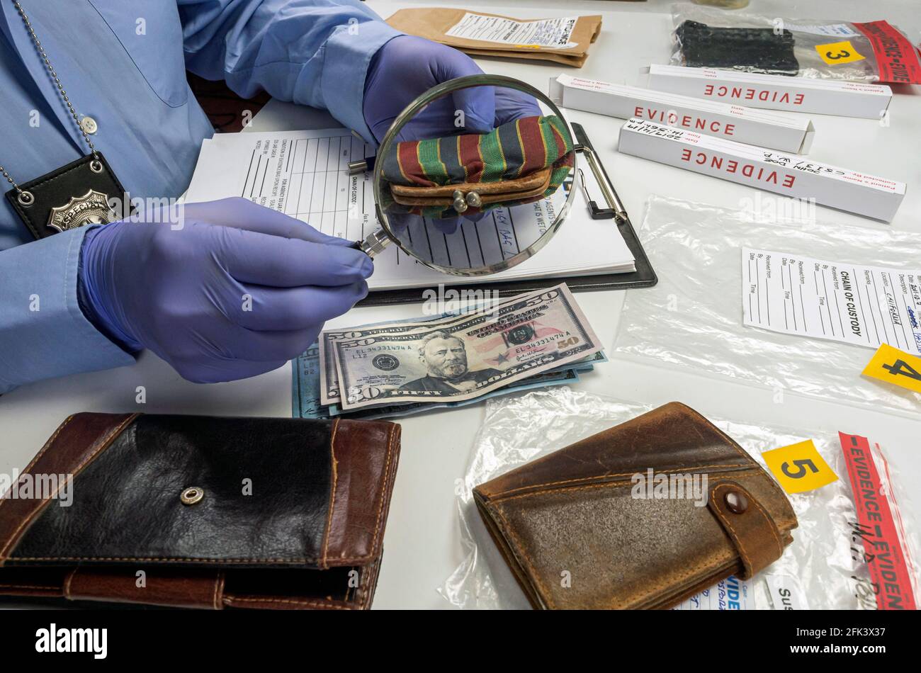 Wissenschaftliche Polizei untersuchen mit einer Lupe Spuren von Blut auf einem Geldbeutel in Mord im Kriminallabor verwickelt, konzeptuelles Bild Stockfoto