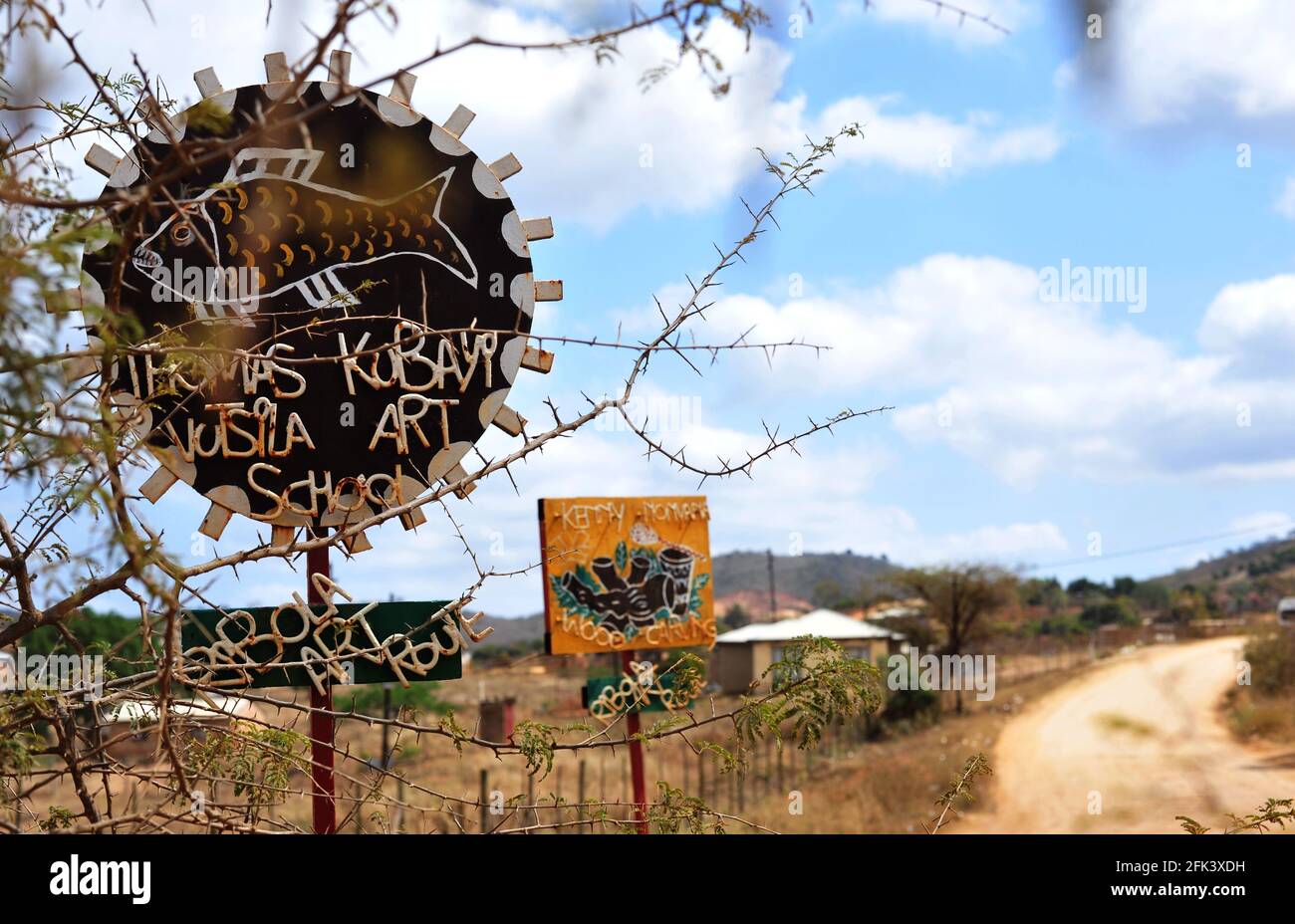 Die Ribola Art Route in Limpopo zeigt Werke bildender Künstler, die verschiedene Medien nutzen. Stockfoto