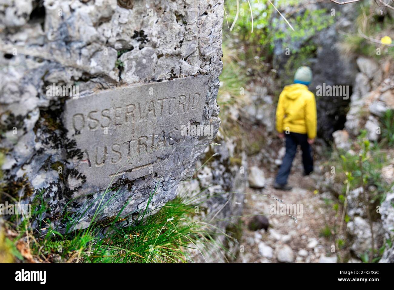 Kleiner Junge, der die Befestigungen, Höhlen und Schützengräben der italienischen Armee im Ersten Weltkrieg am Berg Sabotin, Slowenien, erkundet Stockfoto