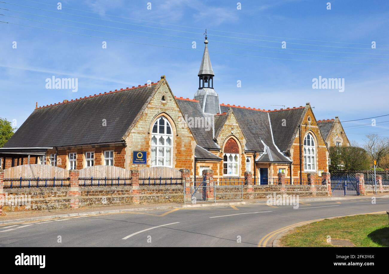 Traditionelles altes Gebäude der Grundschule in Snettisham, Norfolk, England, Großbritannien Stockfoto