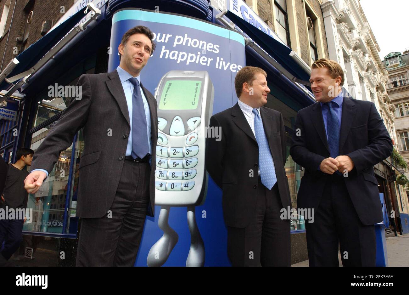 CHARLES DUNSTONE CEO (MITTE), DAVID ROSS COO (RECHTS) UND ROGER TAYLOR CFO (LINKS) VOM CARPHONE-LAGER KÜNDIGEN GEWINNE AN.7. NOVEMBER 2001 FOTO ANDY PARADISE Stockfoto