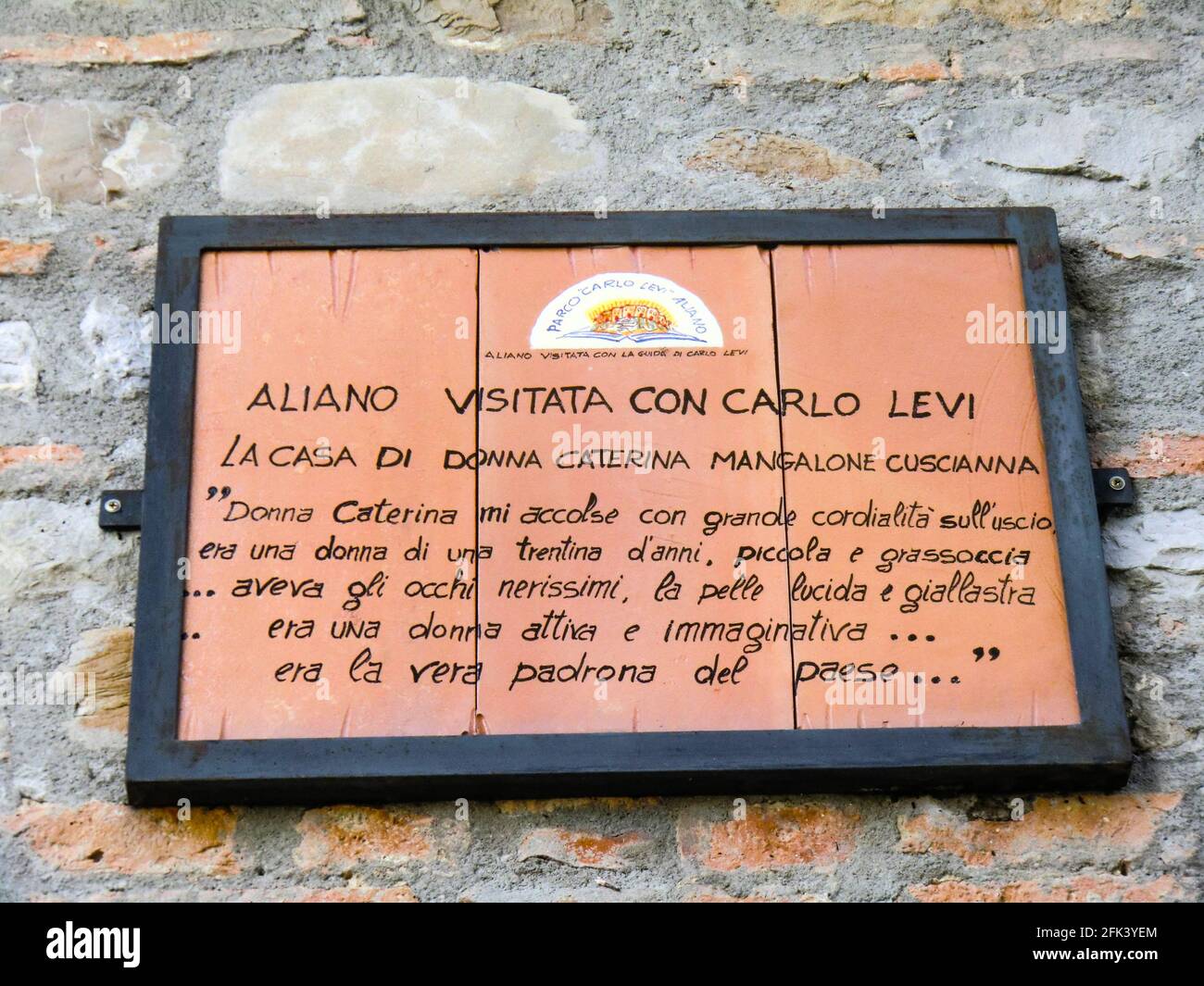 Gedenktafel mit einer Widmung von Carlo Levi, Dorf Aliano, Bezirk Miera, Basilicata, Italien, Europa Stockfoto