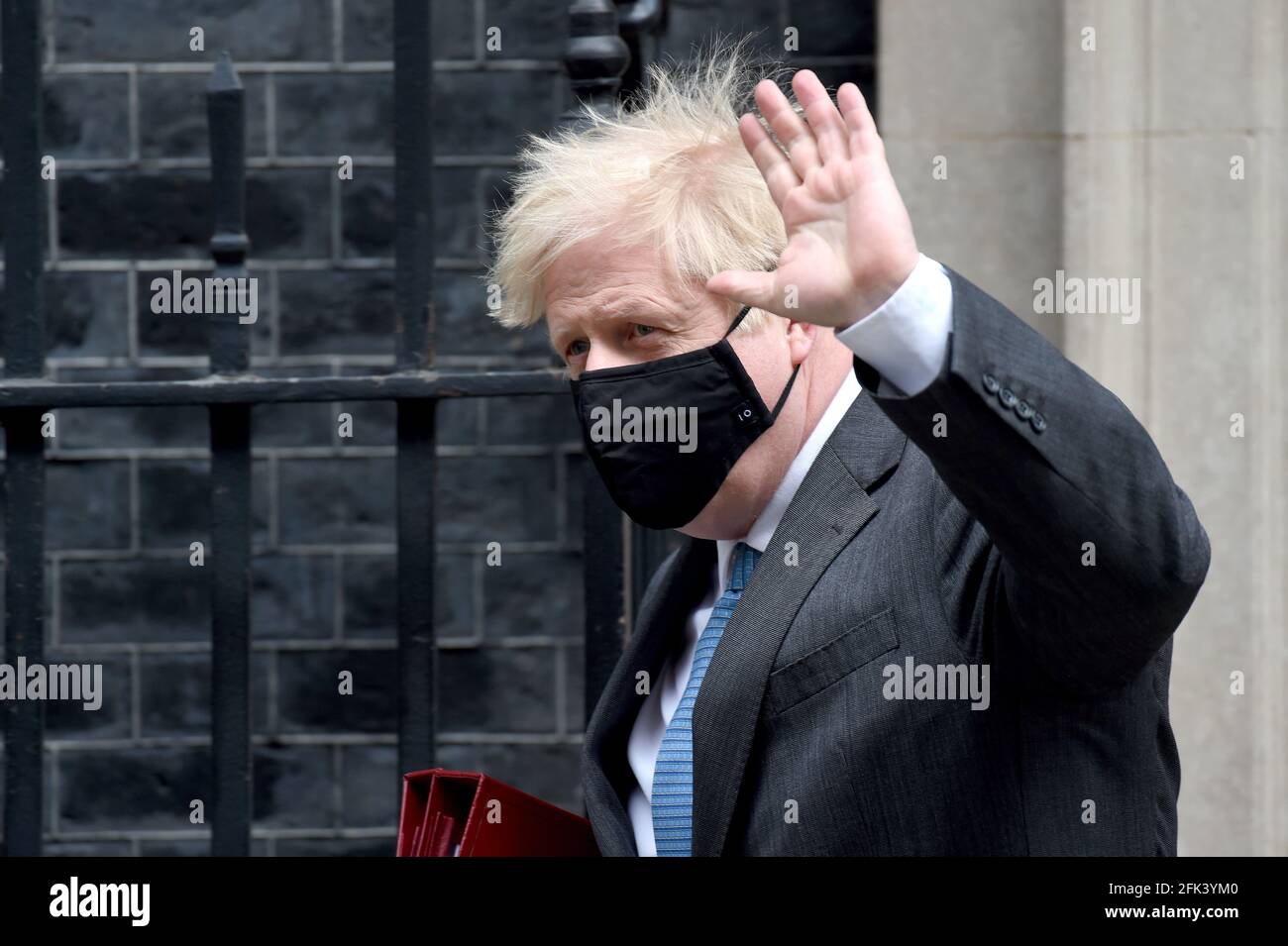 VEREINIGTES KÖNIGREICH. April 2021. Downing Street London 28. April 2021 Premierminister Boris Johnson verlässt No10 und geht nach Westminster, um seine wöchentlichen Fragen des Premierministers zu beantworten.Quelle: MARTIN DALTON/Alamy Live News Stockfoto