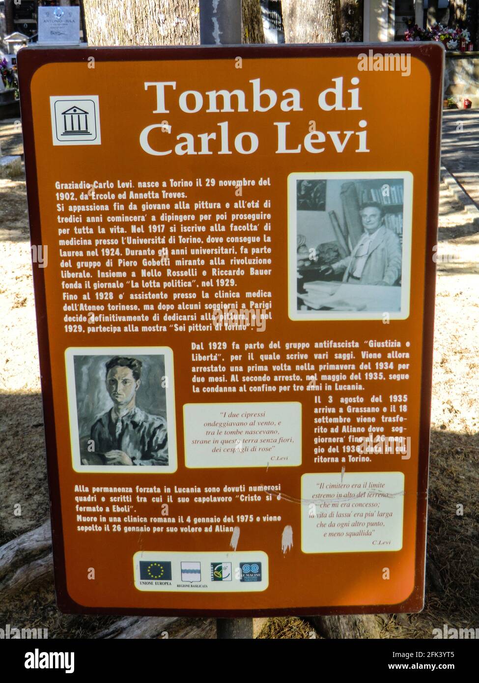 Informationen über Carlo Levi's Grave Yard, einen italienisch-jüdischen Maler, Schriftsteller, Aktivisten, Antifaschisten und Arzt, Grab auf dem Friedhof Aliano, Basilikata, Stockfoto
